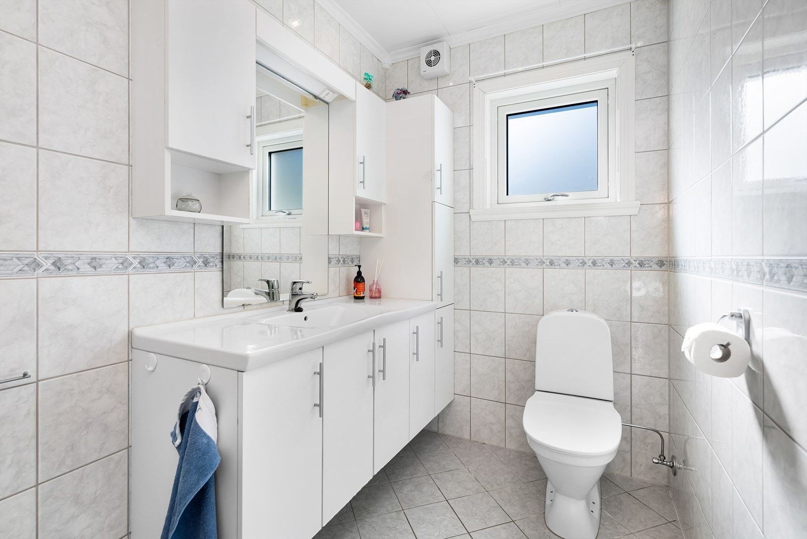 Badet i hovedetasjen er flislagt og utstyrt med servantmøbel med god oppbevaringsplass. Galleribilde