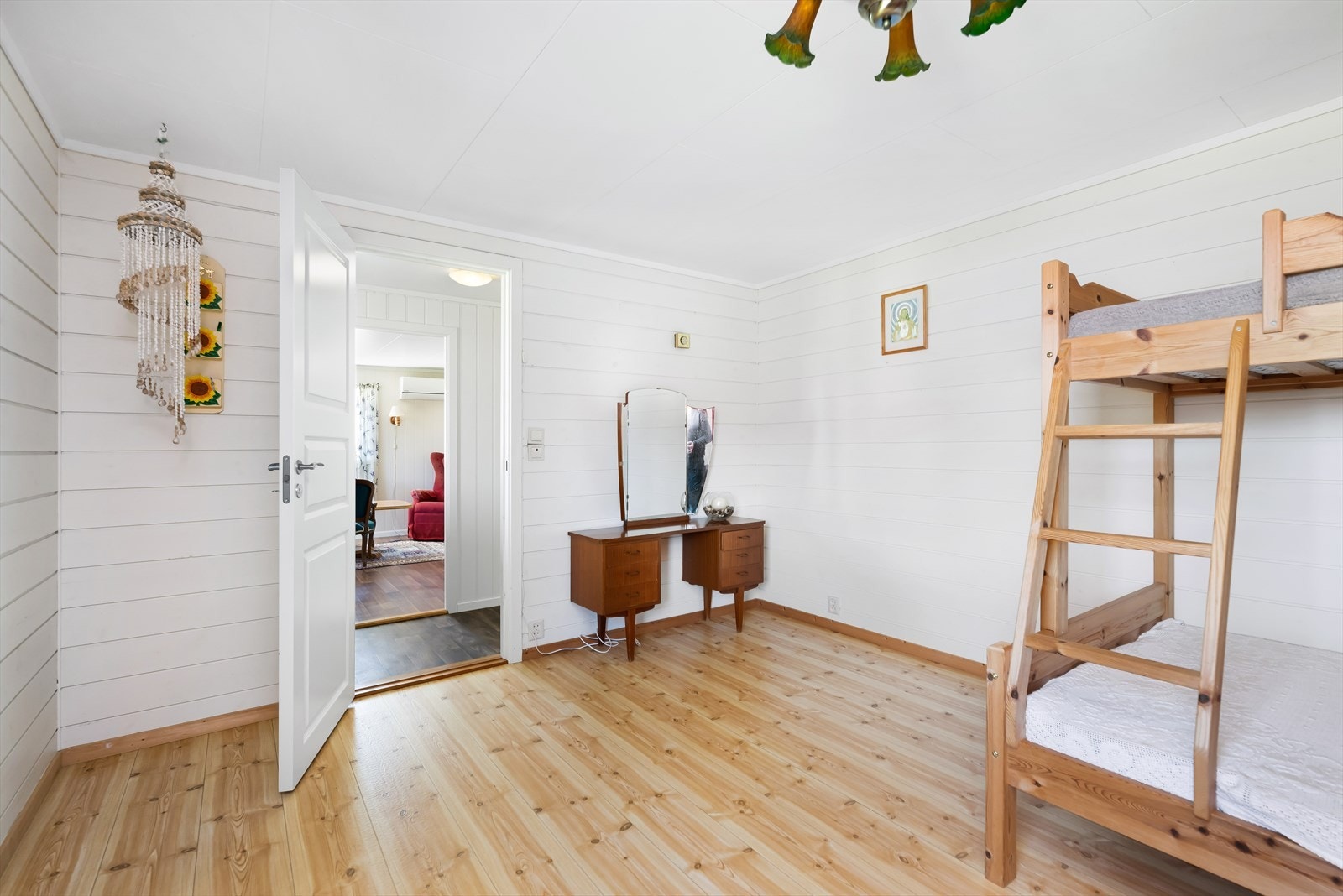 Etasjens andre soverom har god plass og flere møbleringsmuligheter. Galleribilde