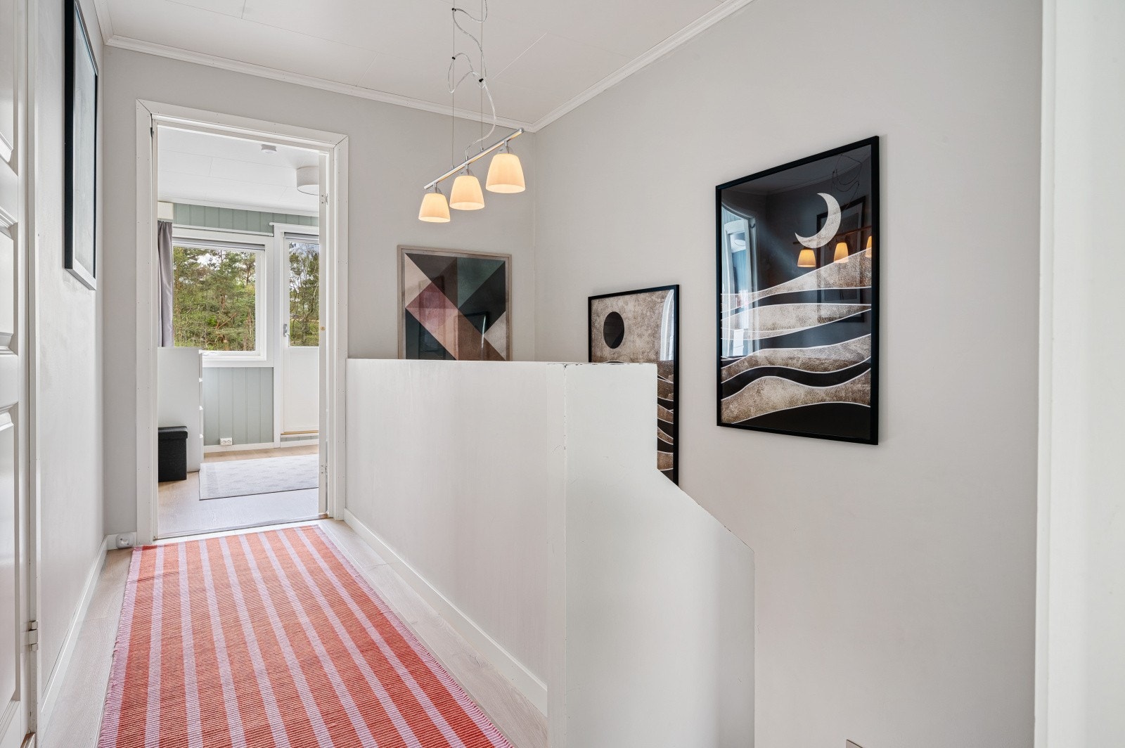 Gangarealet har lysmalte vegger og gir tilgang til tilstøtende rom. Også her er gang tatt i 2025! Galleribilde
