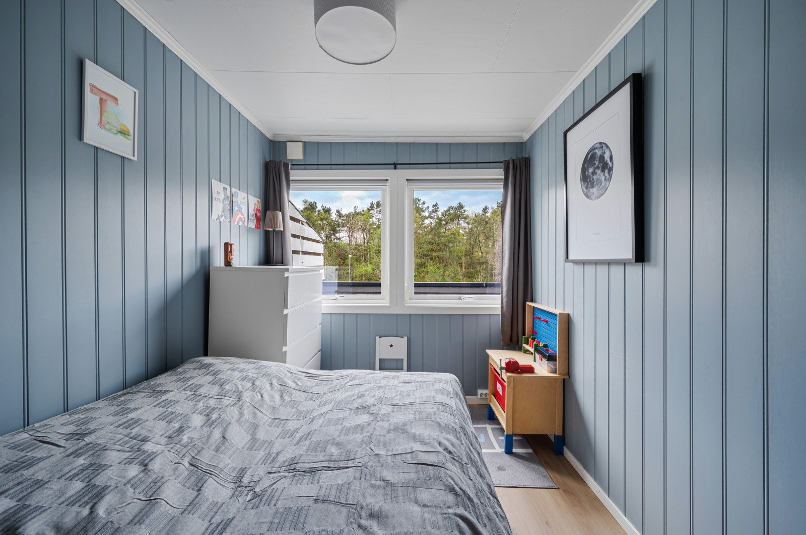 Soverom med god plass til seng og oppbevaringsmøbler. Galleribilde