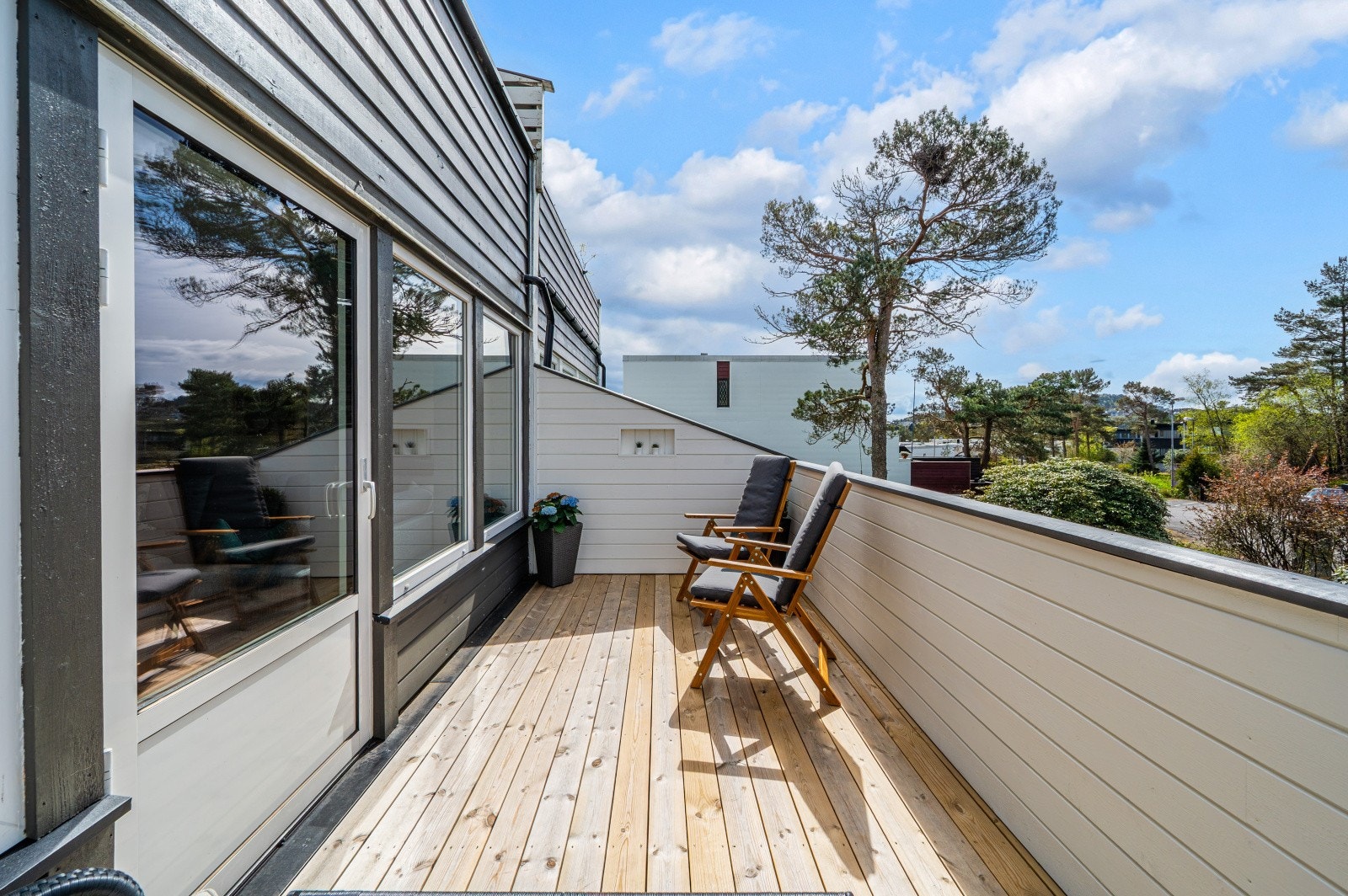 Stor og fin terrasse - har man svært gode solforhold! Galleribilde
