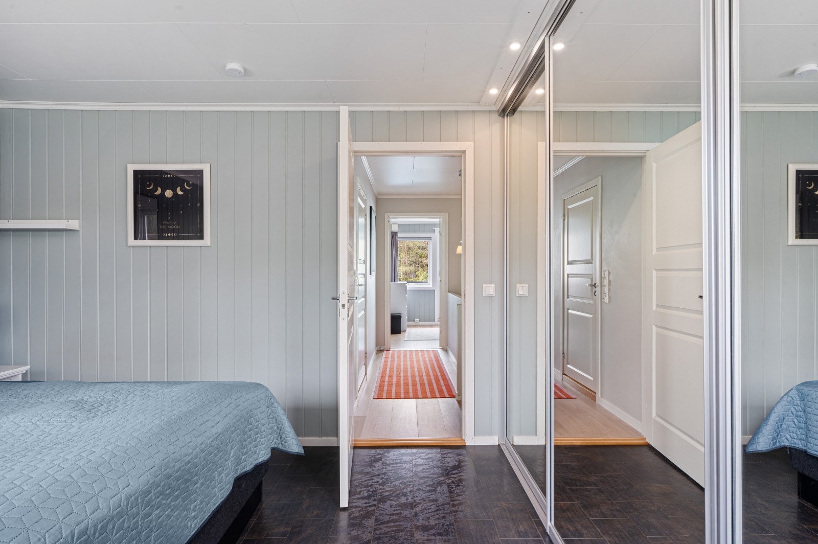 Hovedsoverommet har skyvedørsgarderobe for effektiv oppbevaring. Galleribilde