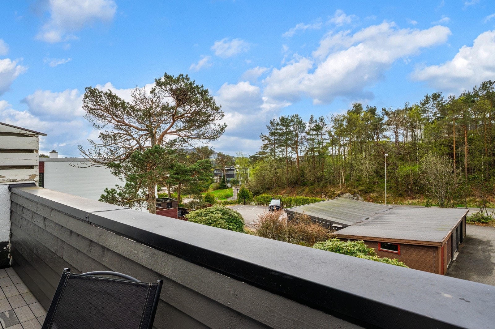 Terrassen vender mot nabolaget og gir en skjermet uteplass! Galleribilde