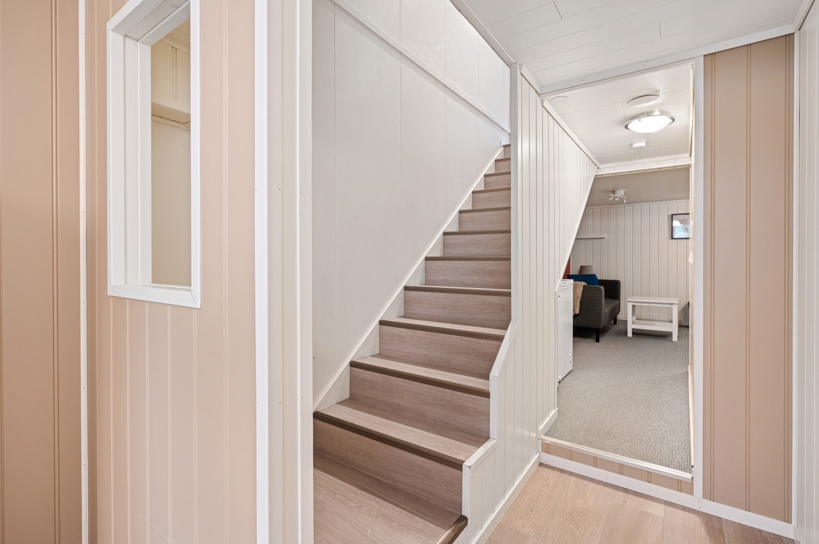 Trappen ned til kjeller har moderne overflater som harmonerer med rommets øvrige materialvalg. Galleribilde