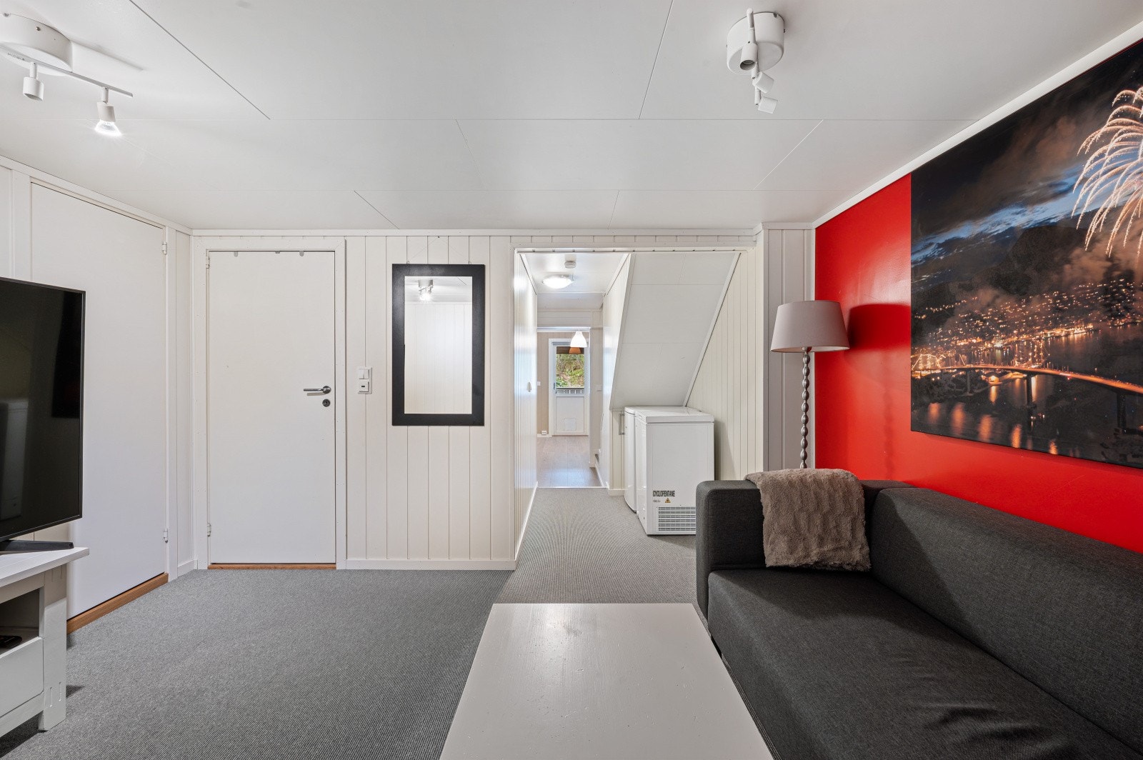 Rom som i dag er brukt som kjellerstue har panelte vegger og et praktisk oppsett for møblering. Galleribilde