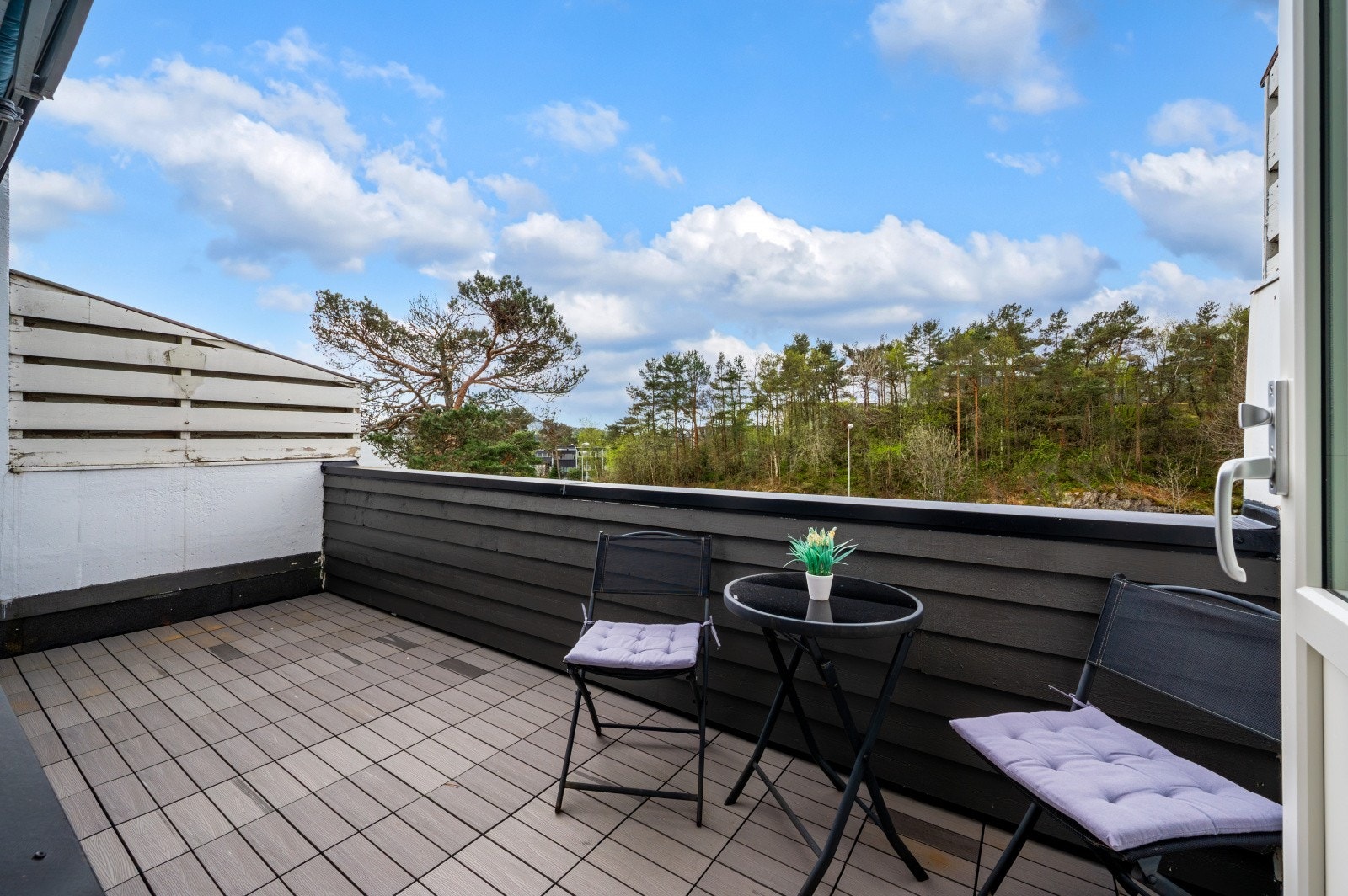 Terrassen er utstyrt med lettstelte fliser som bidrar til et praktisk uteområde. Galleribilde