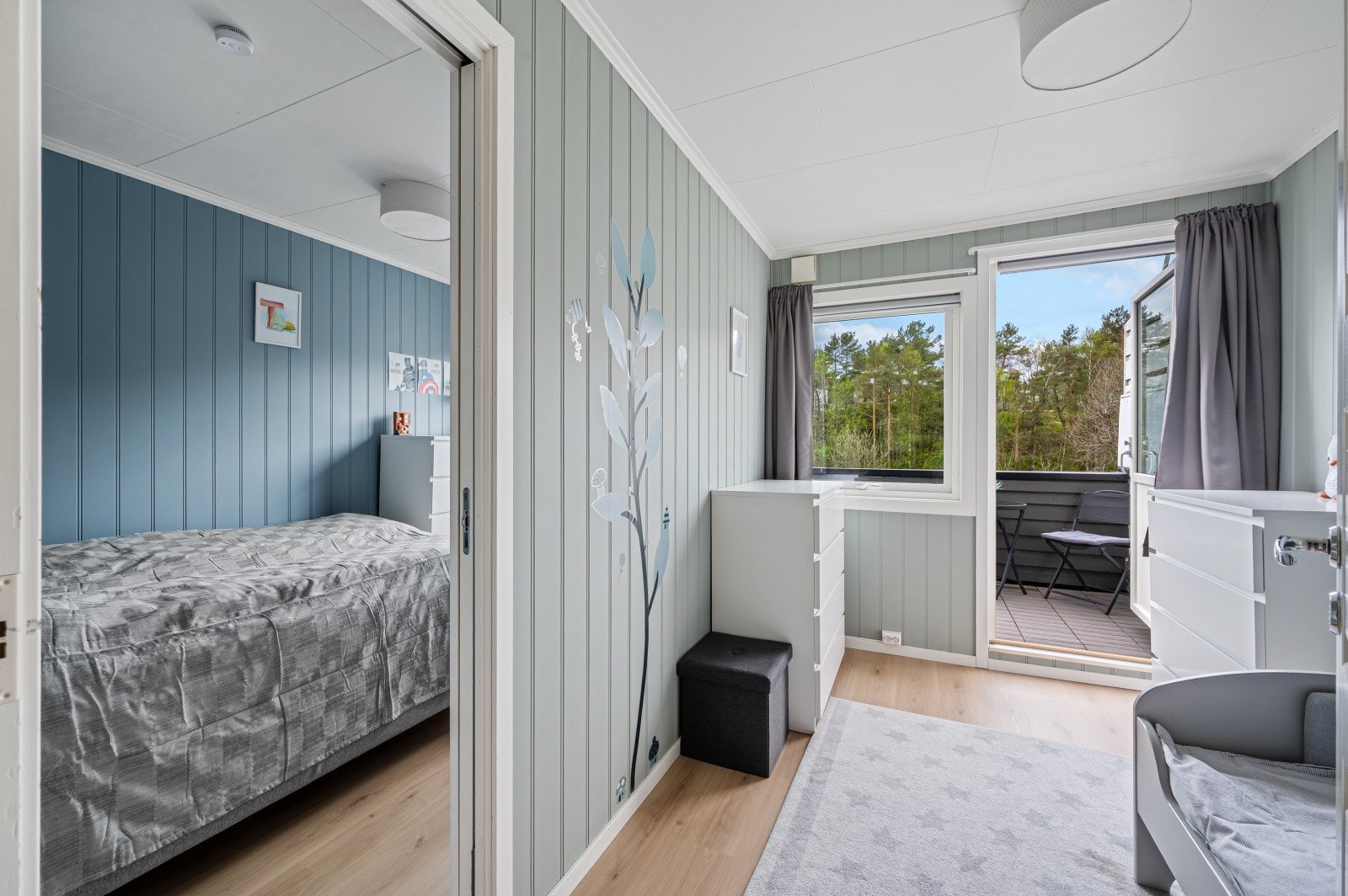 Direkte tilgang til neste soverom med praktisk skyvedør mellom! Galleribilde