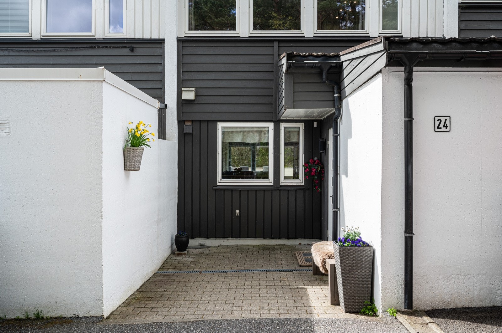Inngangspartiet er pent opparbeidet med steinlagt adkomst. Galleribilde