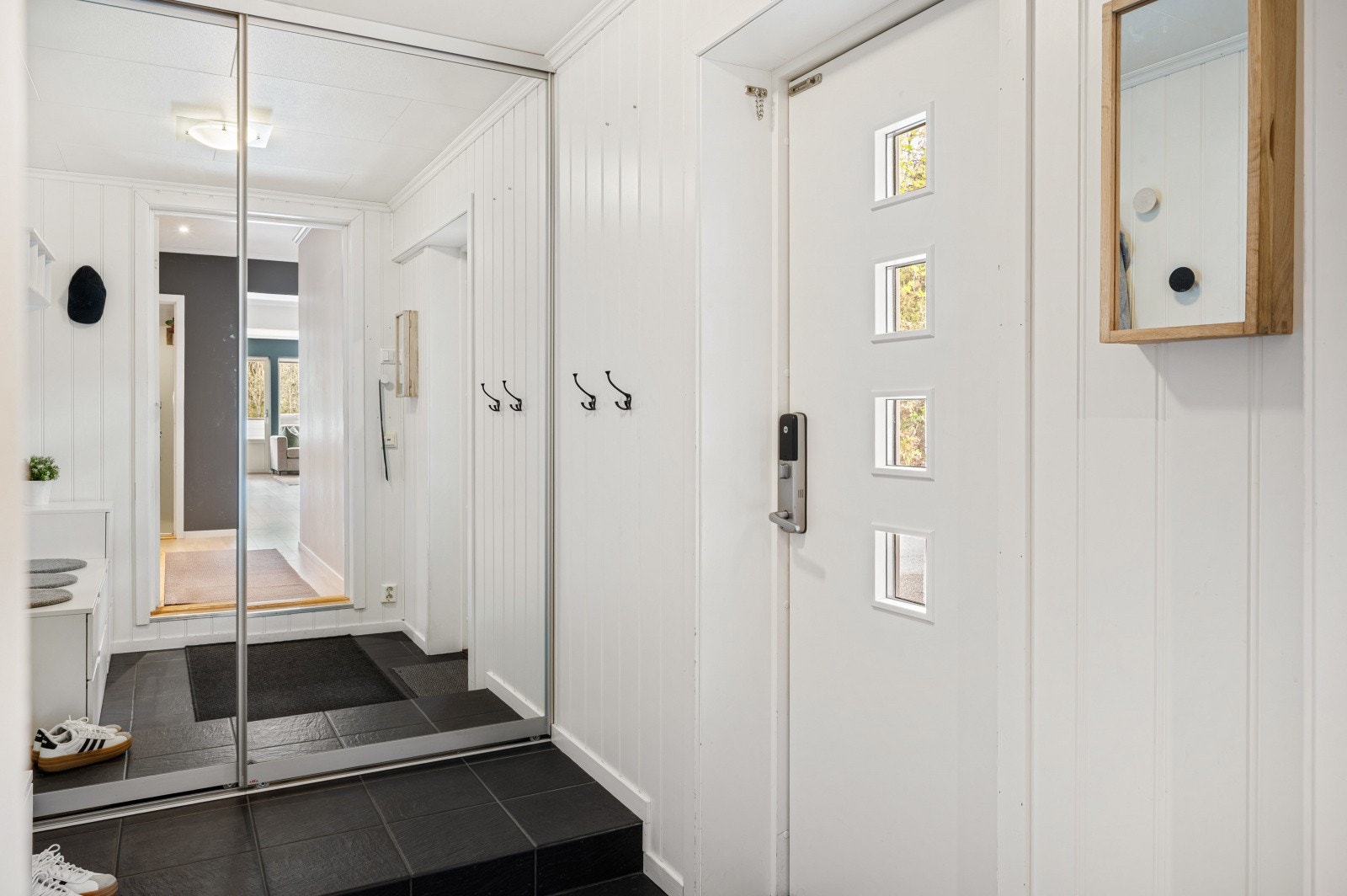 Velkommen inn! Skyvedørsgarderobe gir praktisk oppbevaring i entréen. Galleribilde