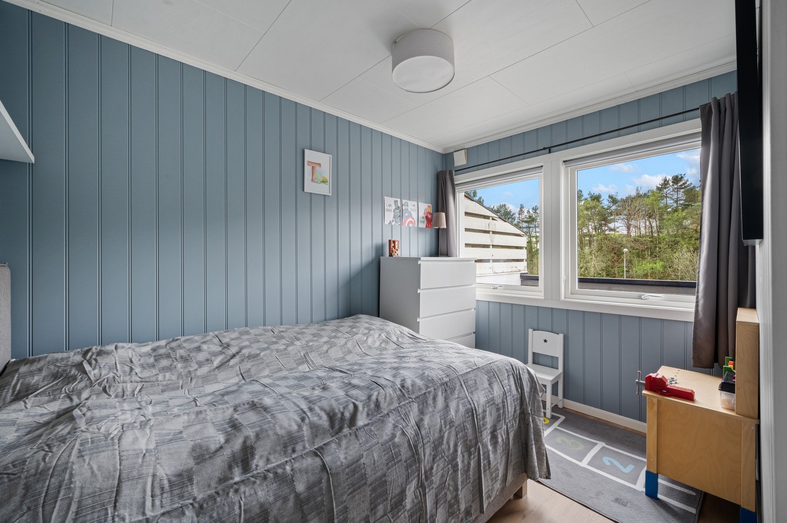 Lyst rom med vindusflater som gir naturlig lysinnslipp. Galleribilde
