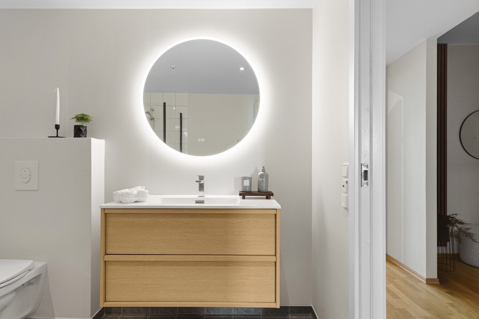 Stilrent bad med moderne innredning og vegghengt toalett Galleribilde