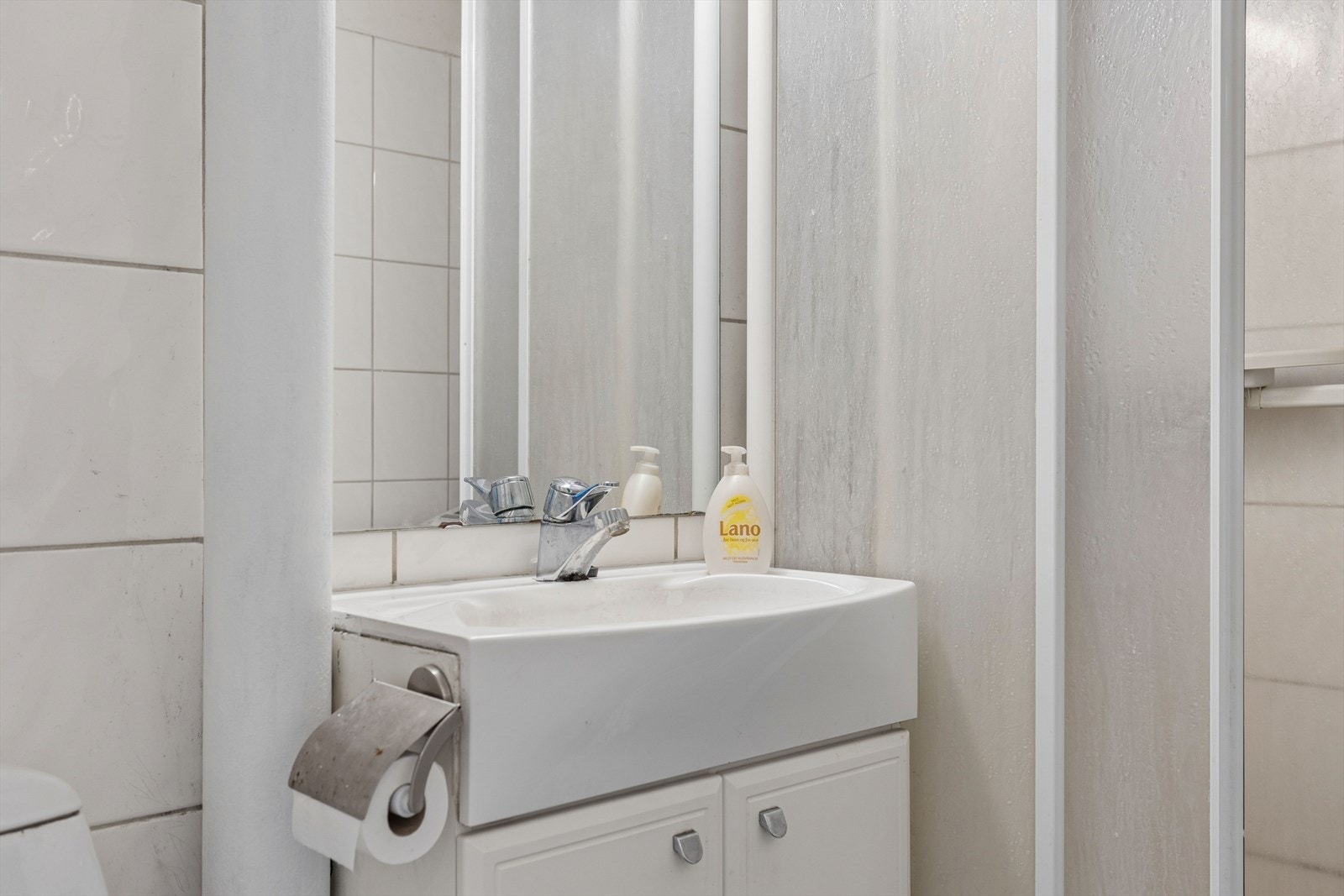Badet er utstyrt med servant med underskap og speil. Galleribilde