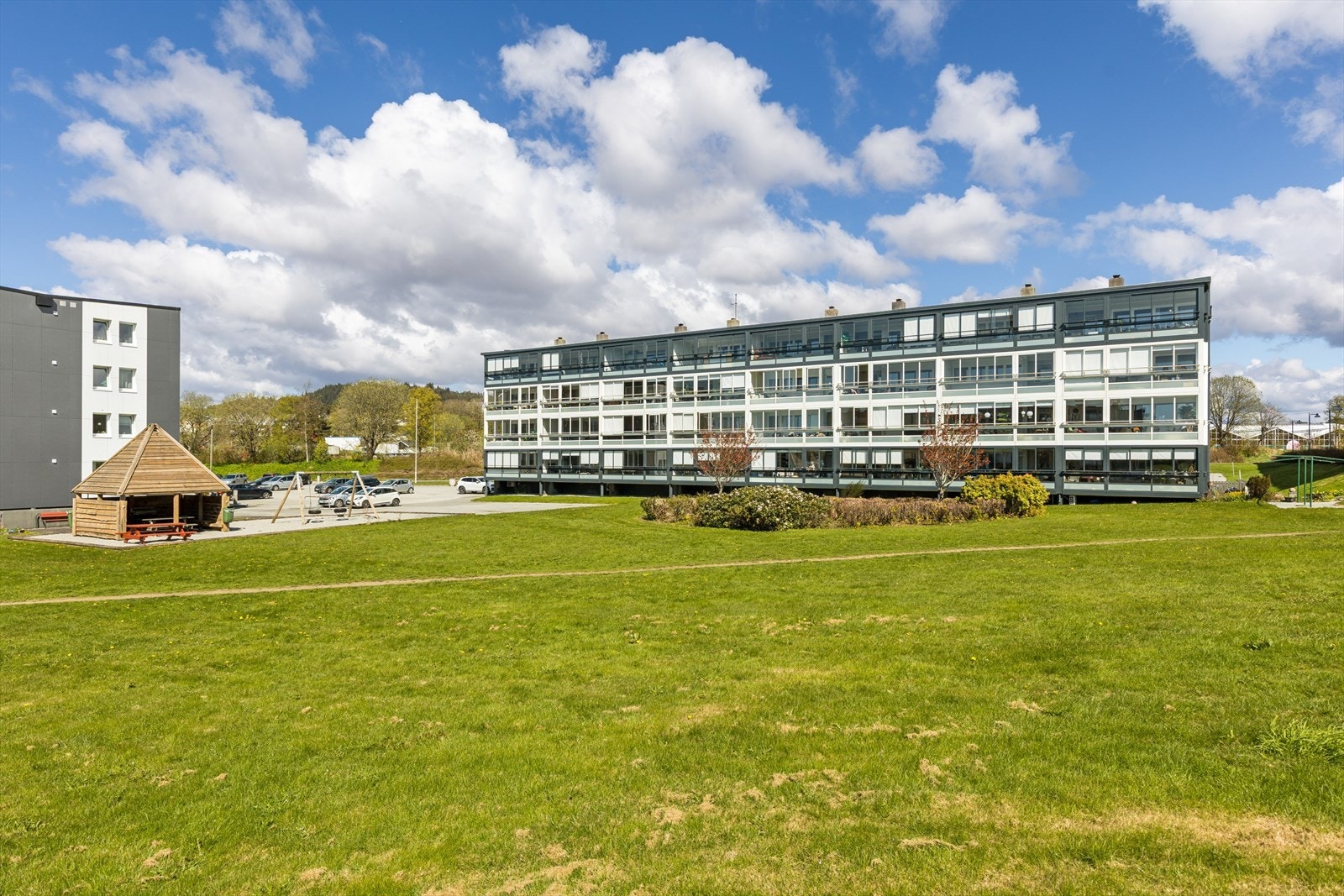Store, grønne fellesarealer med god plass for lek og aktivitet. Galleribilde