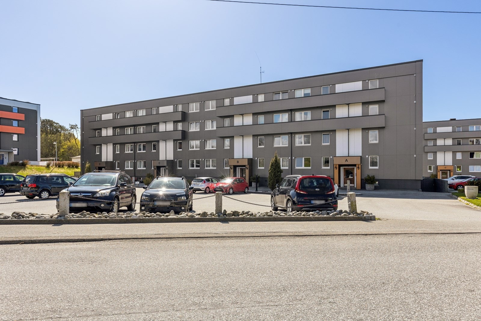 Eiendommen har en barnevennlig beliggenhet med kort vei til skoler og barnehager. Galleribilde