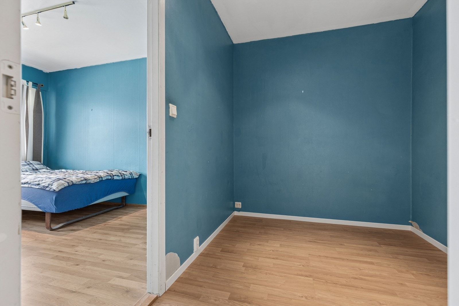 Det disponible rommet egner seg godt som kontor, walk-in closet eller bod. Galleribilde