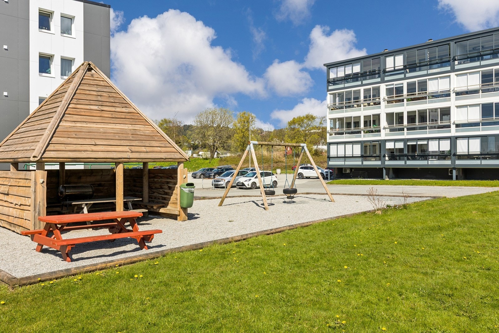 Felles lekeplass og grillhus er tilgjengelig for beboerne. Galleribilde
