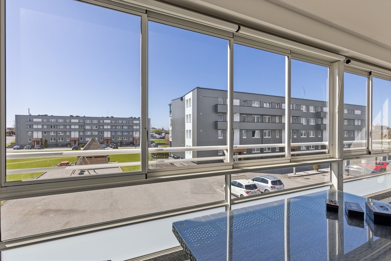 Balkongen er vestvendt og glassflatene kan skyves helt til side på varme dager. Galleribilde