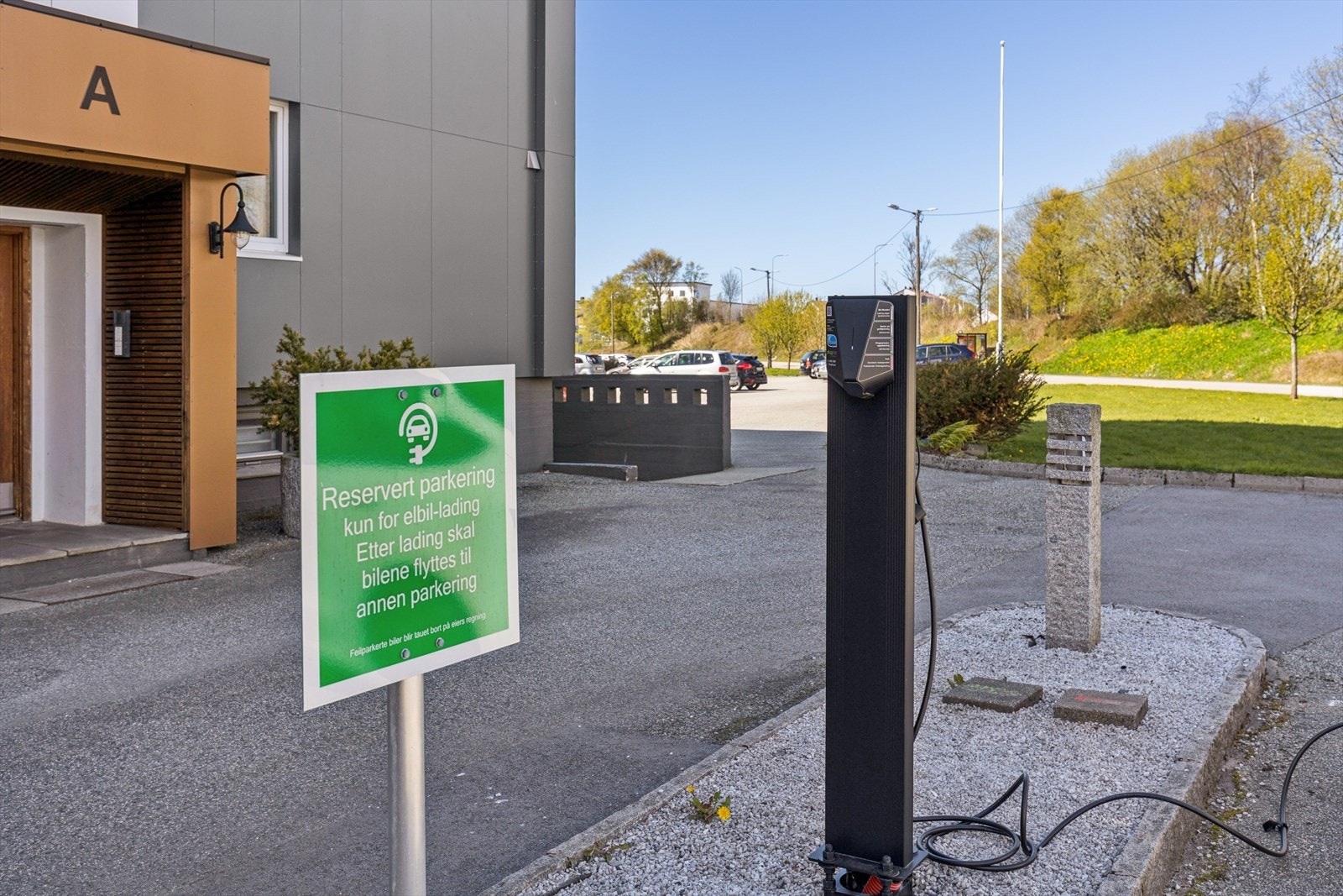 Borettslaget har tilrettelagt for elbil-lading på felles parkeringsplass. Galleribilde