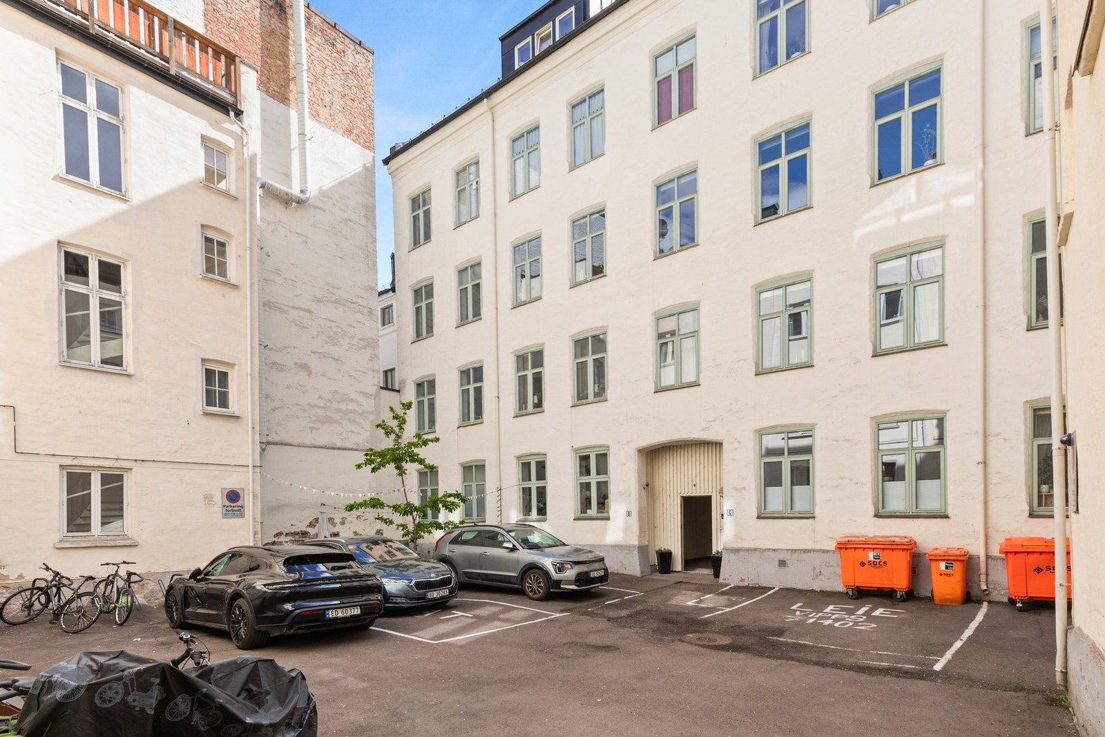 Mulighet for leie av p-plass i bakgården. Galleribilde