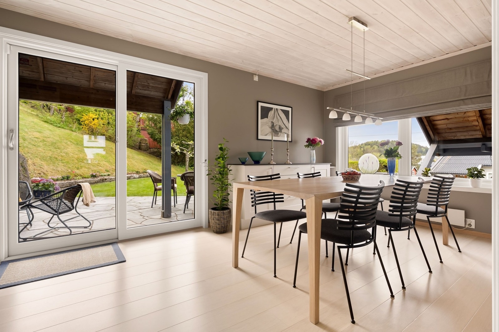 Det er god plass til et romslig spisebord hvor hele familien kan samles. Galleribilde