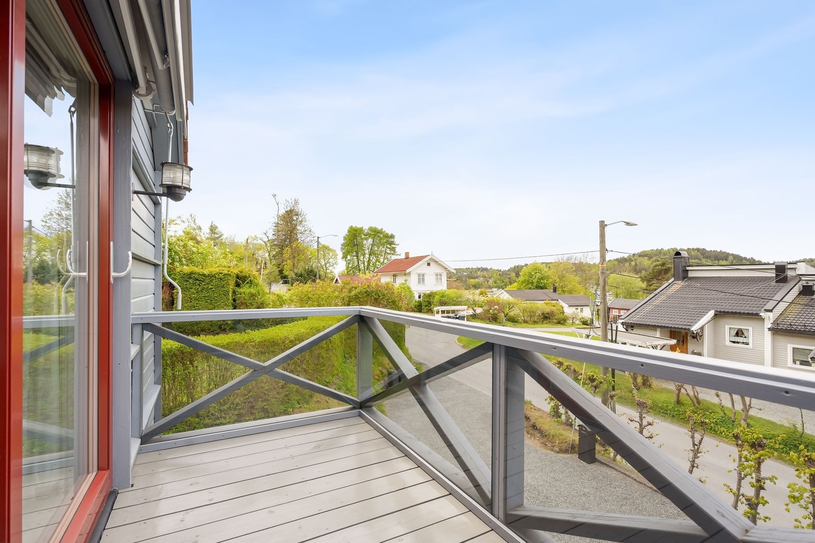 Den vestvendte balkongen er et perfekt sted å nyte ettermiddags- og kveldssolen i rolige omgivelser. Galleribilde