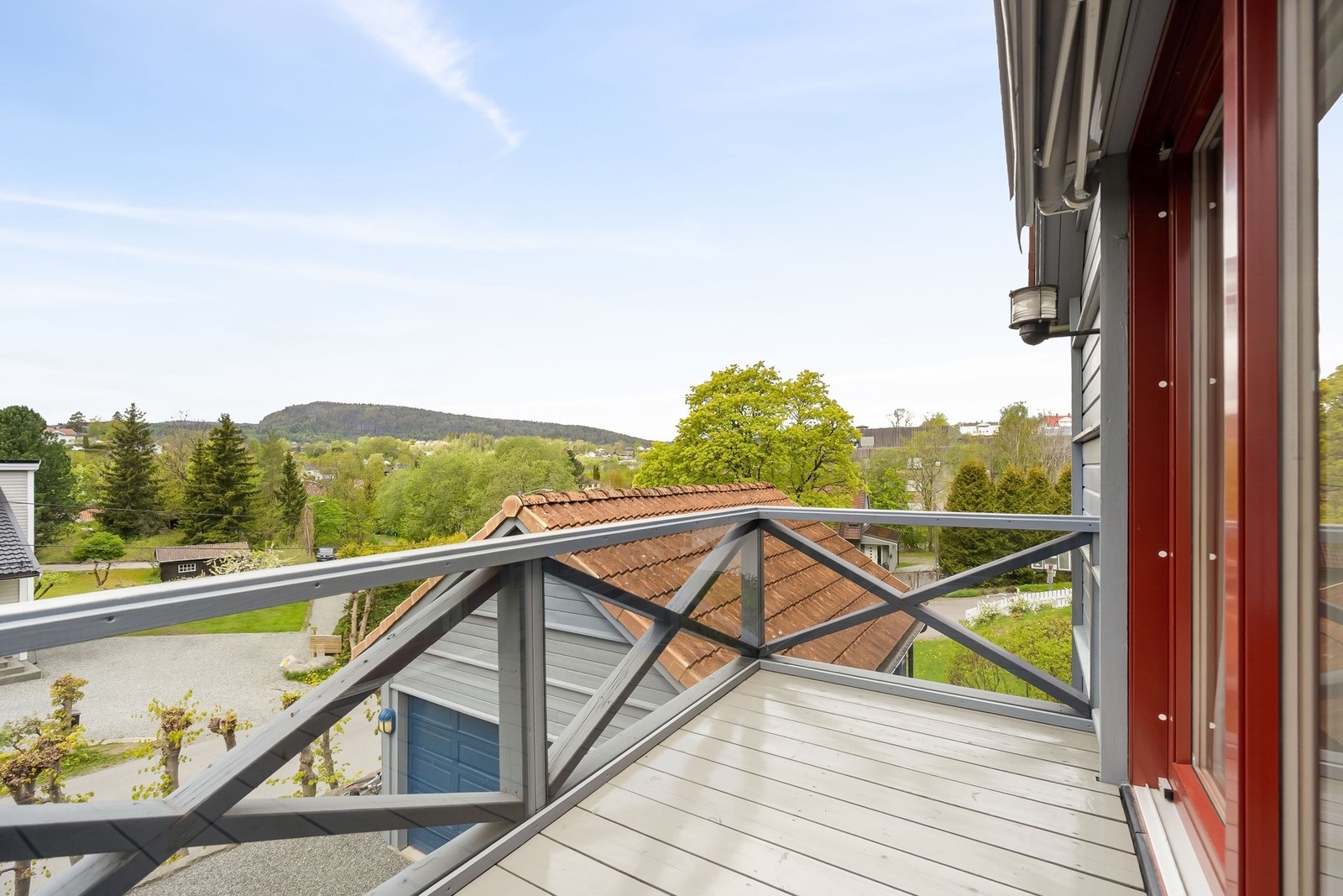 Fra stuen har du utgang til en hyggelig og solrik balkong. Galleribilde