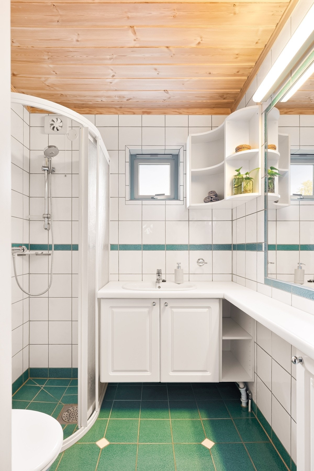 Badet i 1. etasje er praktisk utformet og har behagelige varmekabler i gulv. Galleribilde