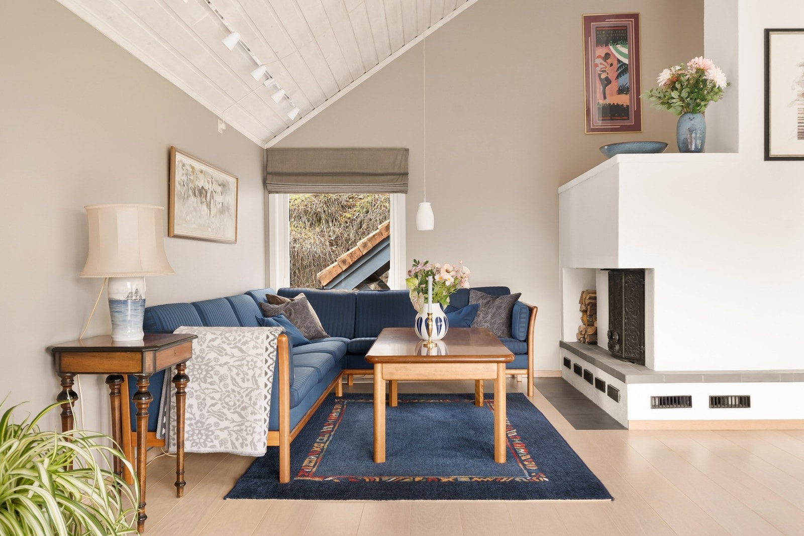 I stuedelen er det en peis, som skaper varme og hygge på kjølige dager. Galleribilde