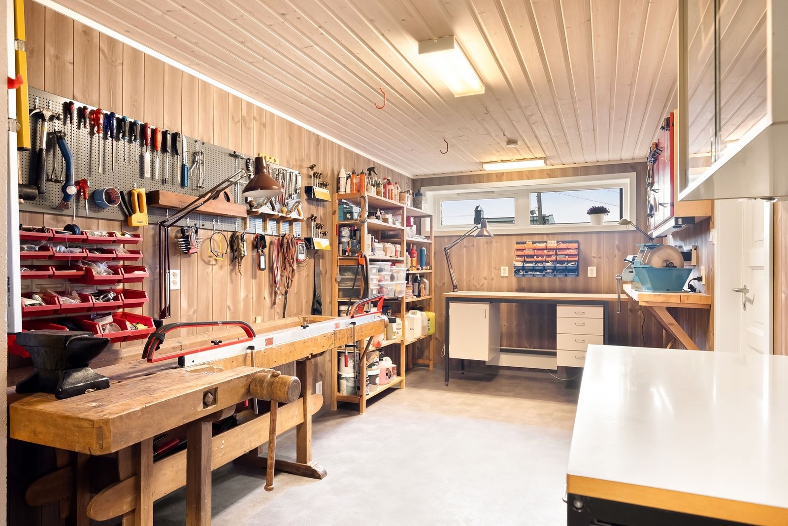 Romslig og funksjonelt hobbyrom med plass til en egen trimavdeling. Galleribilde
