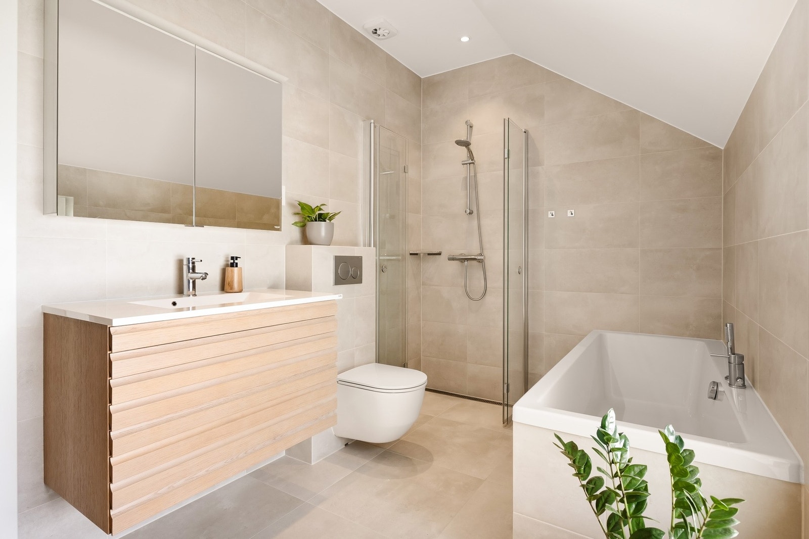 Badet som er plassert i samme etasje som soverommene er romslig og delikat samt oppgradert i 2018 med flislagte overflater og behagelige varmekabler i gulv. Galleribilde
