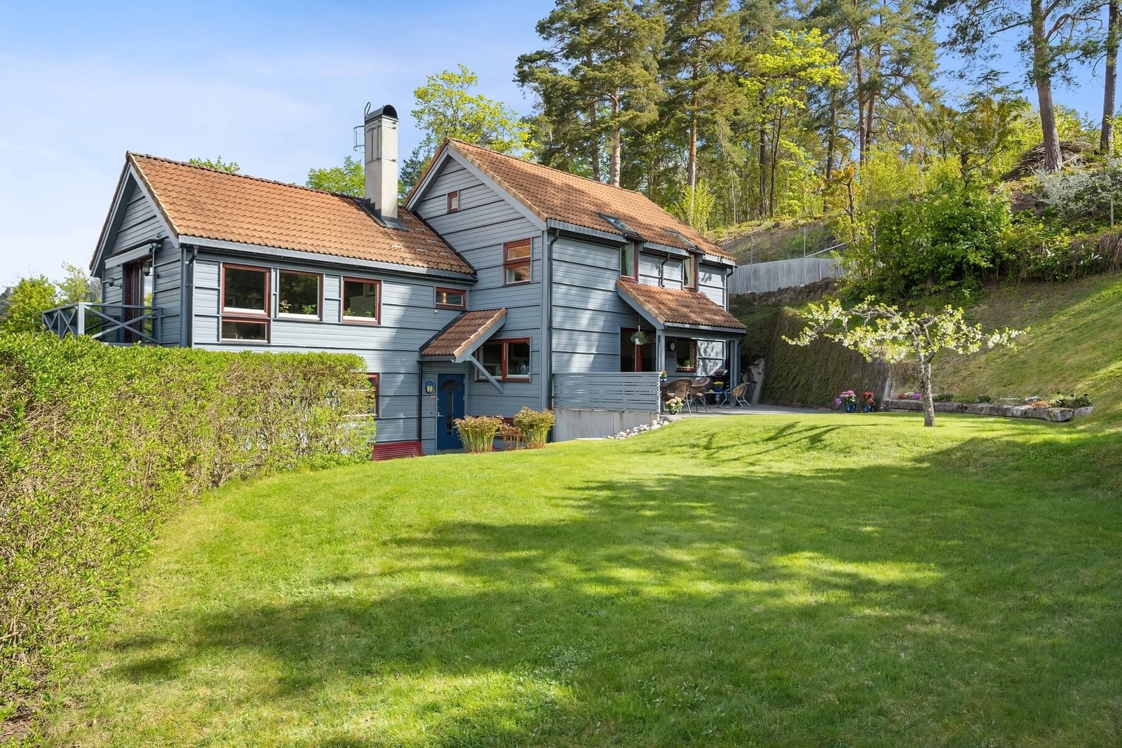 Boligen har flere flotte uteplasser hvor du kan nyte solrike dager og rolige kvelder i hyggelige omgivelser. Galleribilde