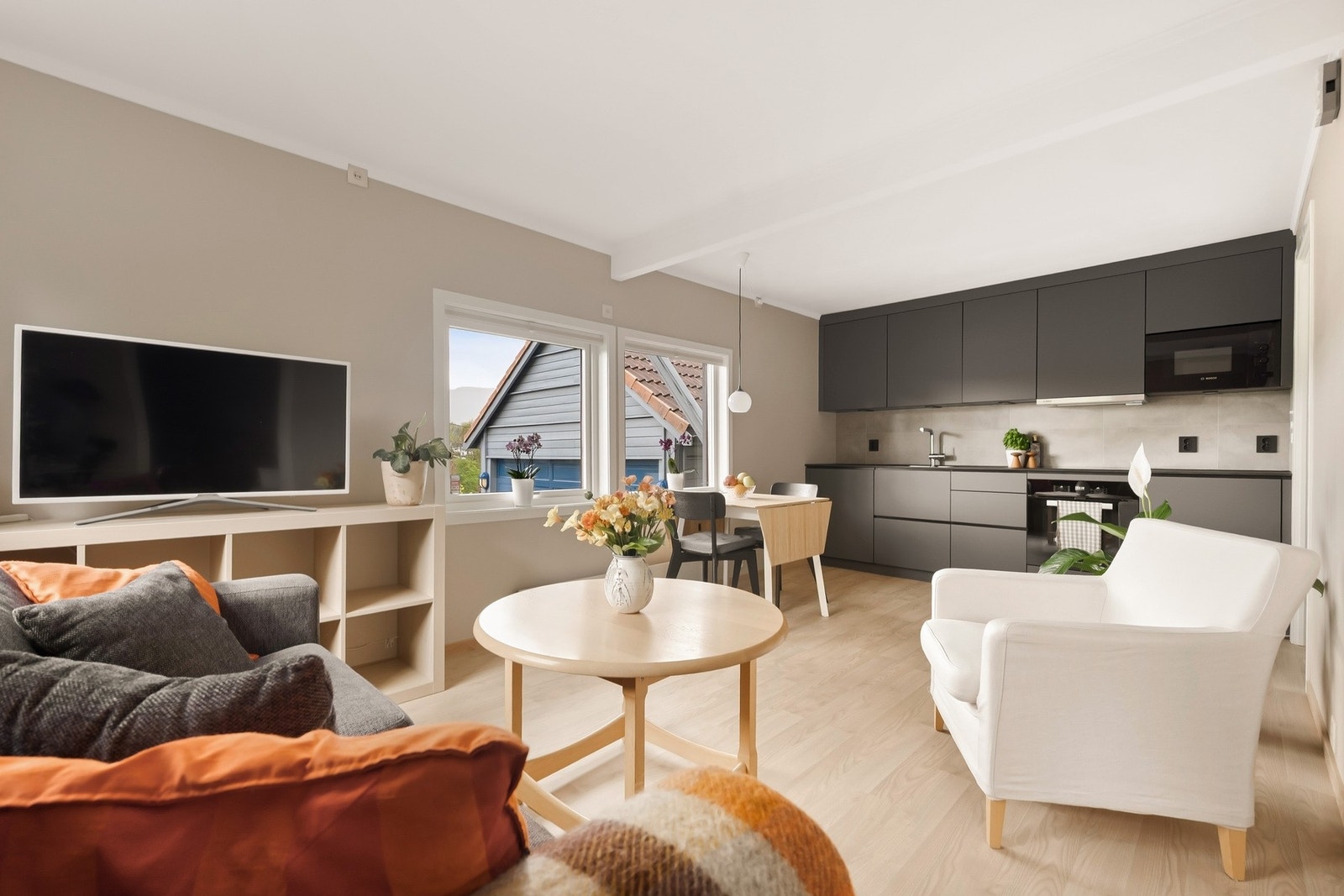 Stuen i utleiedelen er det plass til sofa, bord og TV-løsning. Galleribilde