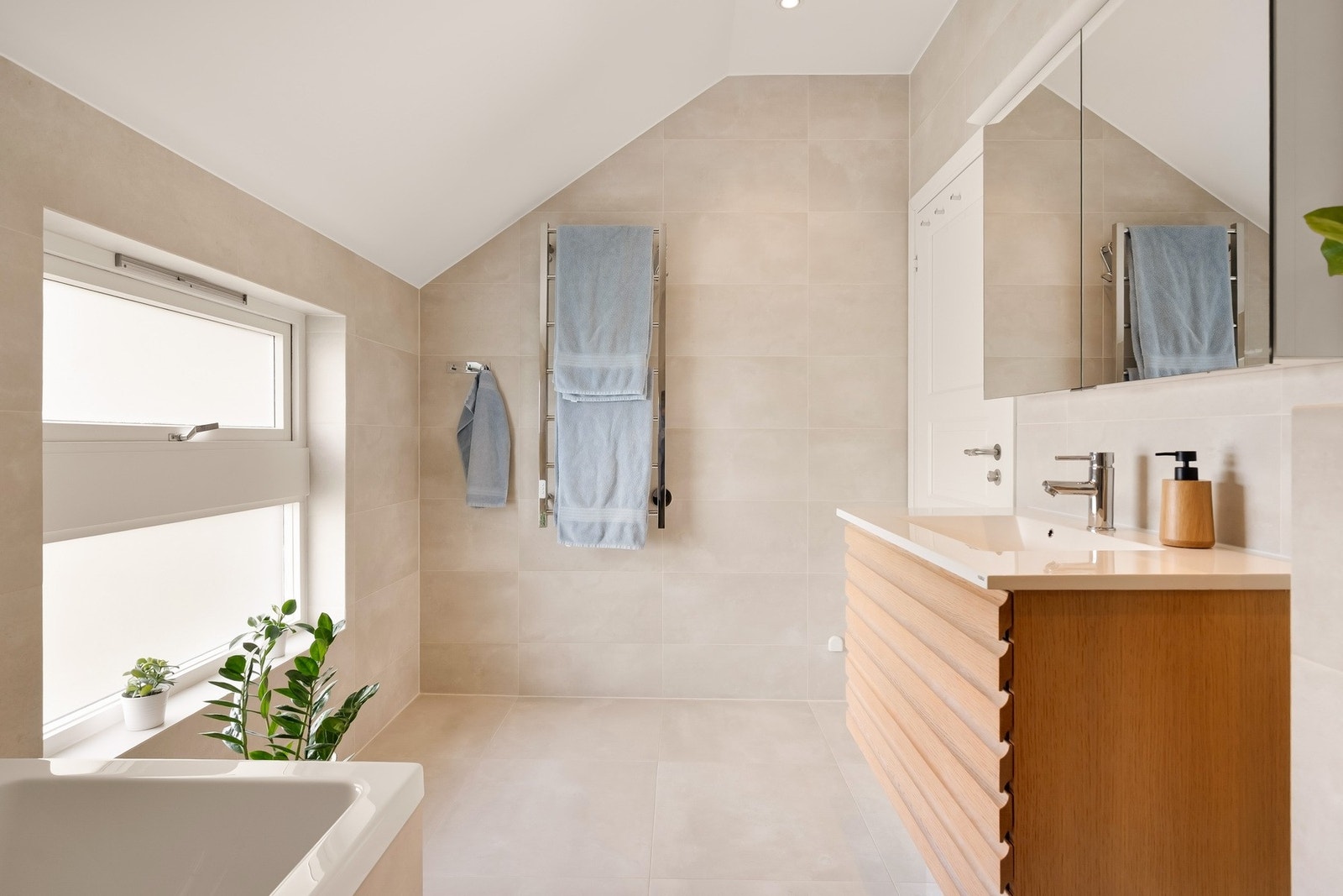 Stilren innredning med god oppbevaringsplass, delikate overflater og downlights. Galleribilde