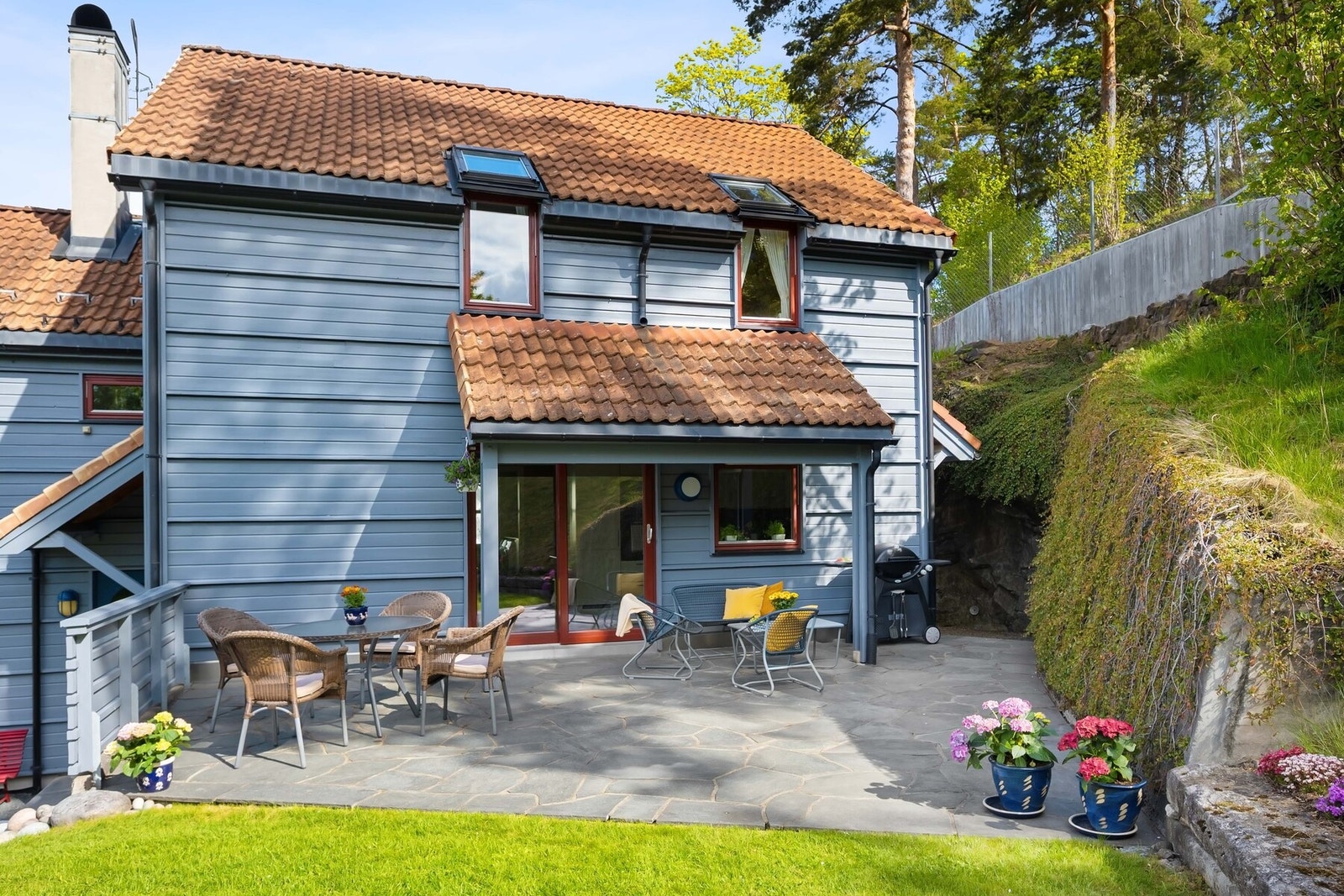 Romslig og hyggelig hage med plass til både lek og avslapning. Galleribilde