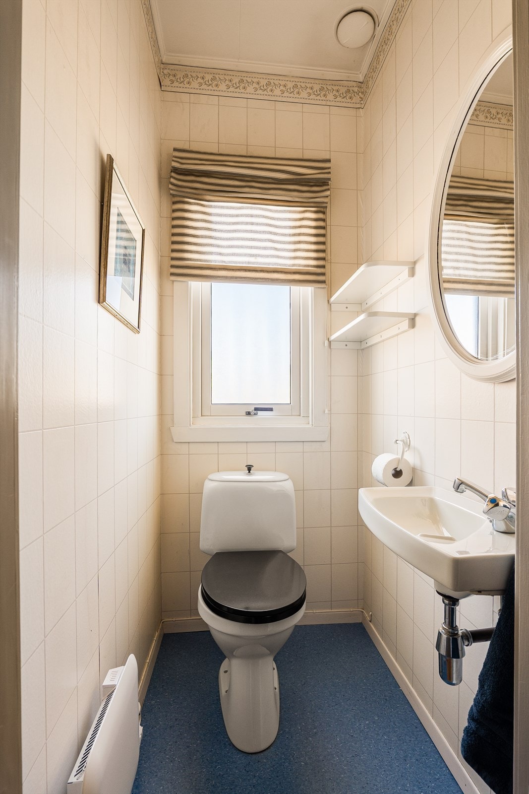 Separat toalett vegg i vegg med hovedbadet. Galleribilde