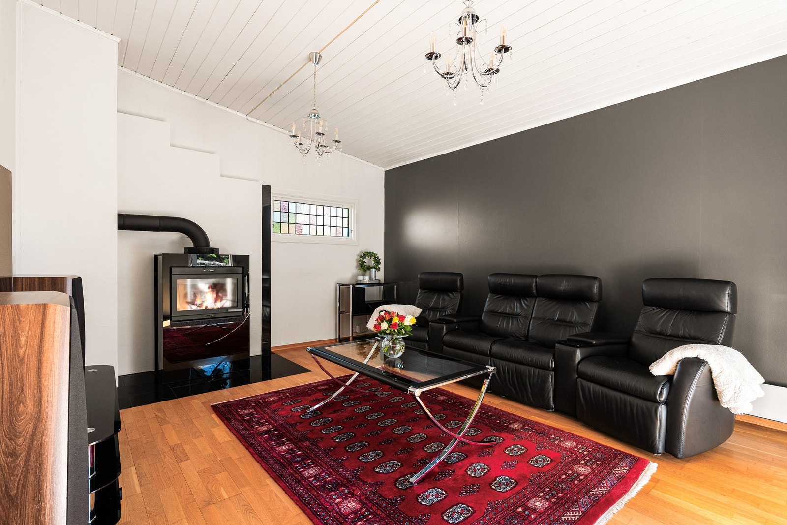 Stuen i tilbygget er den største. Himlingen skråner her opp til ekstra stor høyde. Galleribilde