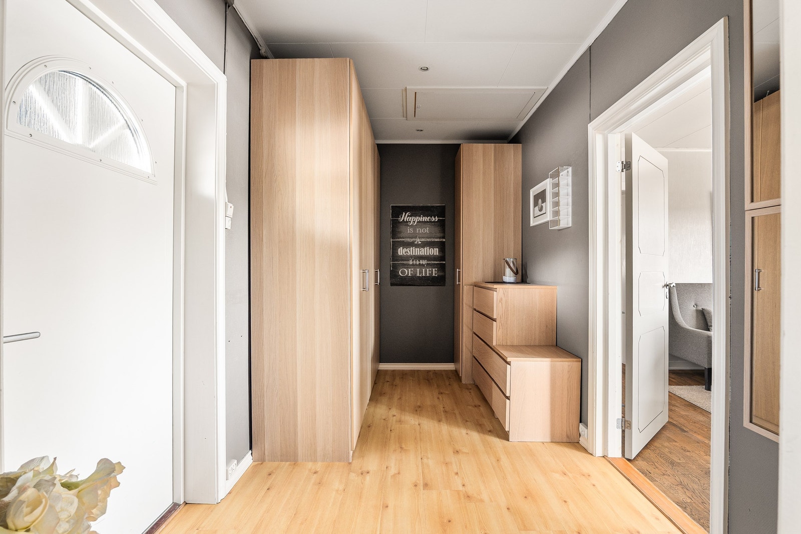 Adkomst rett fra entreen er praktisk om soverommet i opprinnelig del benyttes som ungdomsrom. Uisolert loft er tilgjengelig via luke i entreens himling. Galleribilde