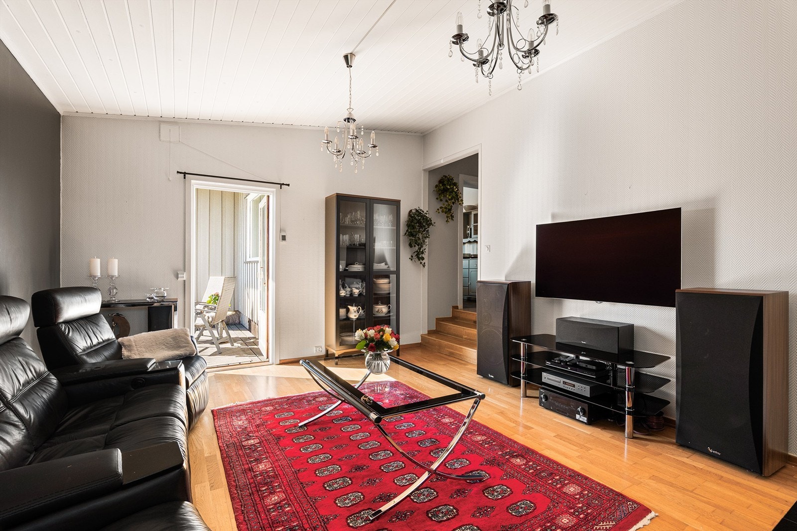 Med ca. 20 kvm. gulvflate og kjøkkenet vegg i vegg er denne stuen velegnet også som en alternativ spisestue. Galleribilde