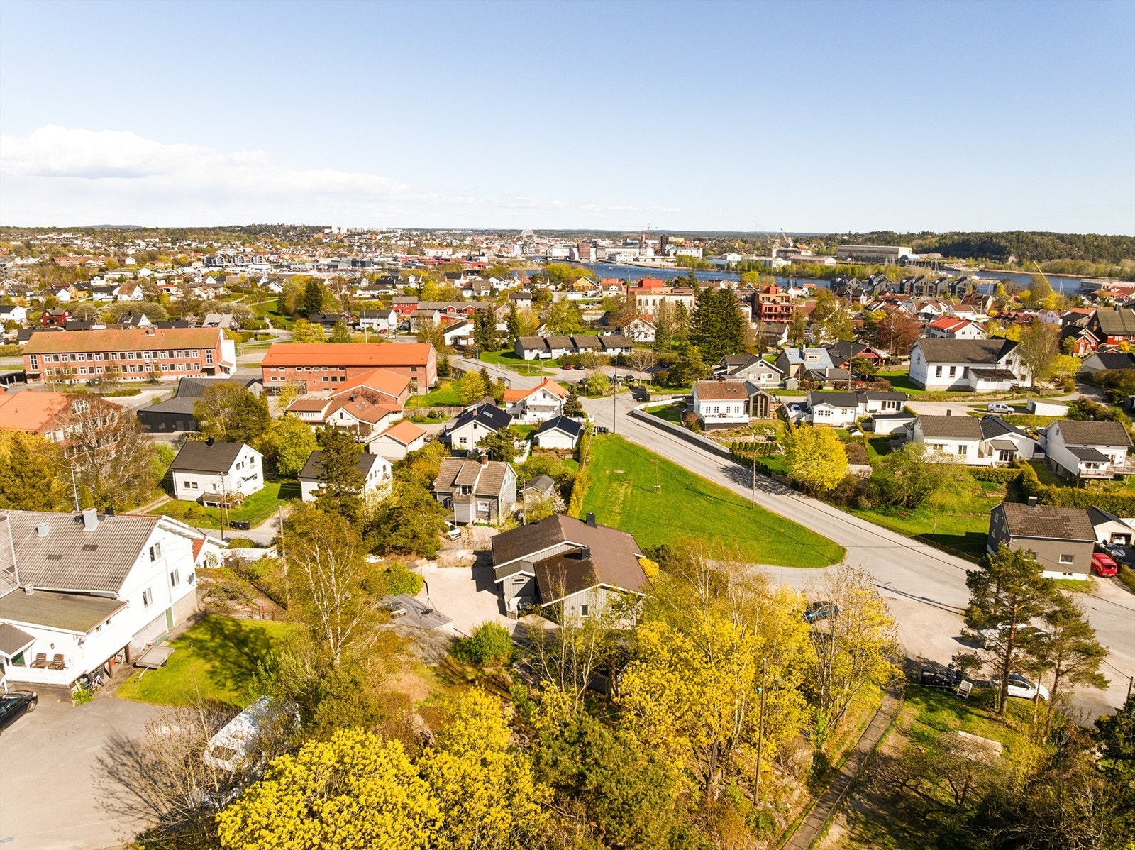 Boligens beliggenhet er meget sentral i Gressvik-sammenheng. Det er gangavstand til blant annet Gressvik Torg og gratis passasjerferge til byen. Galleribilde