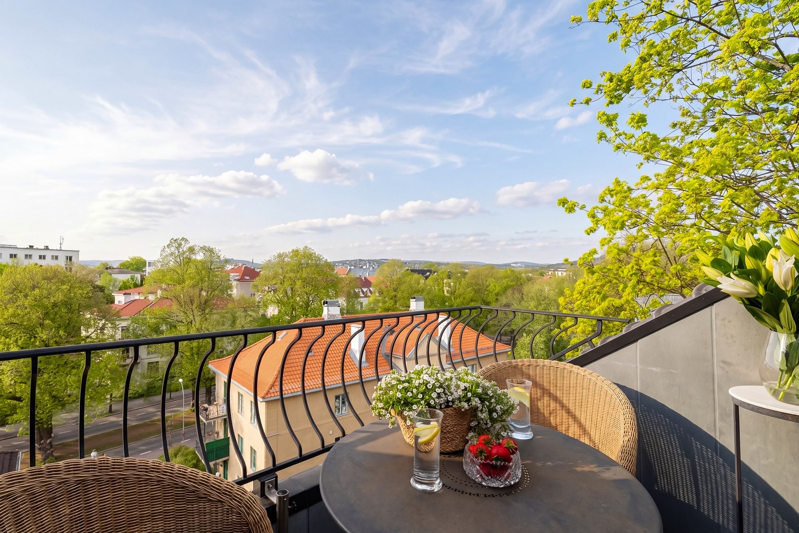 Fantastisk uteplass høyt over byen med utsikt og rolige omgivelser. Galleribilde