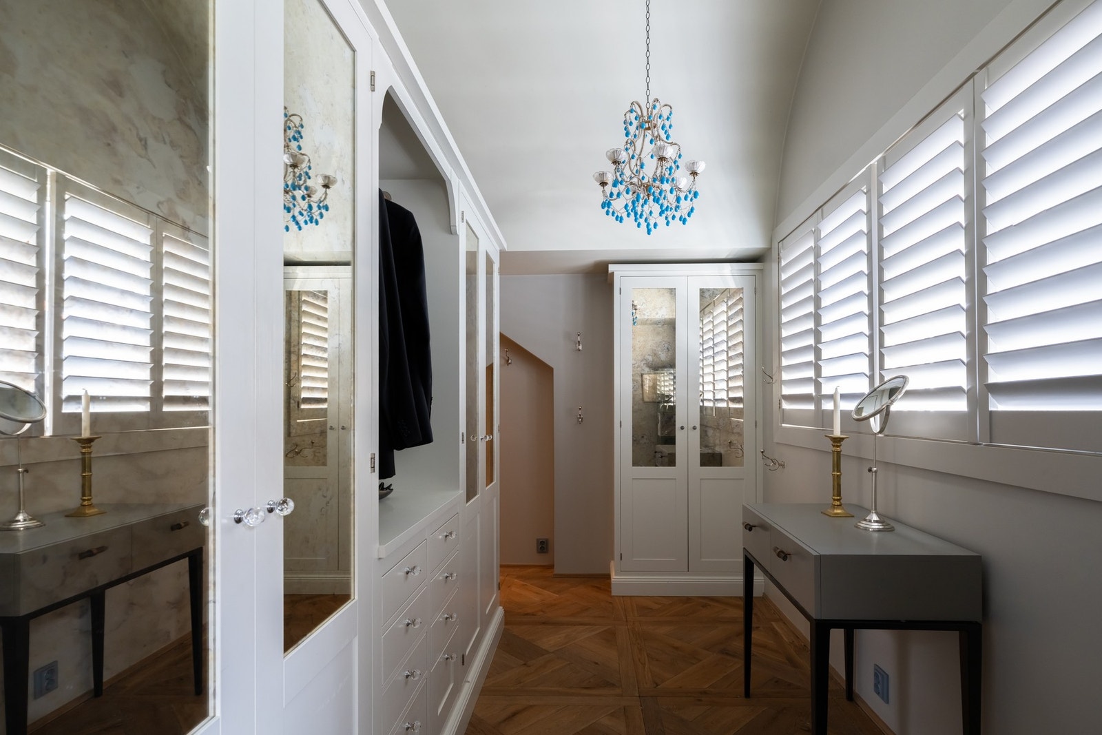 Elegant garderobe/walk in closet med profilerte fronter og speil. Galleribilde