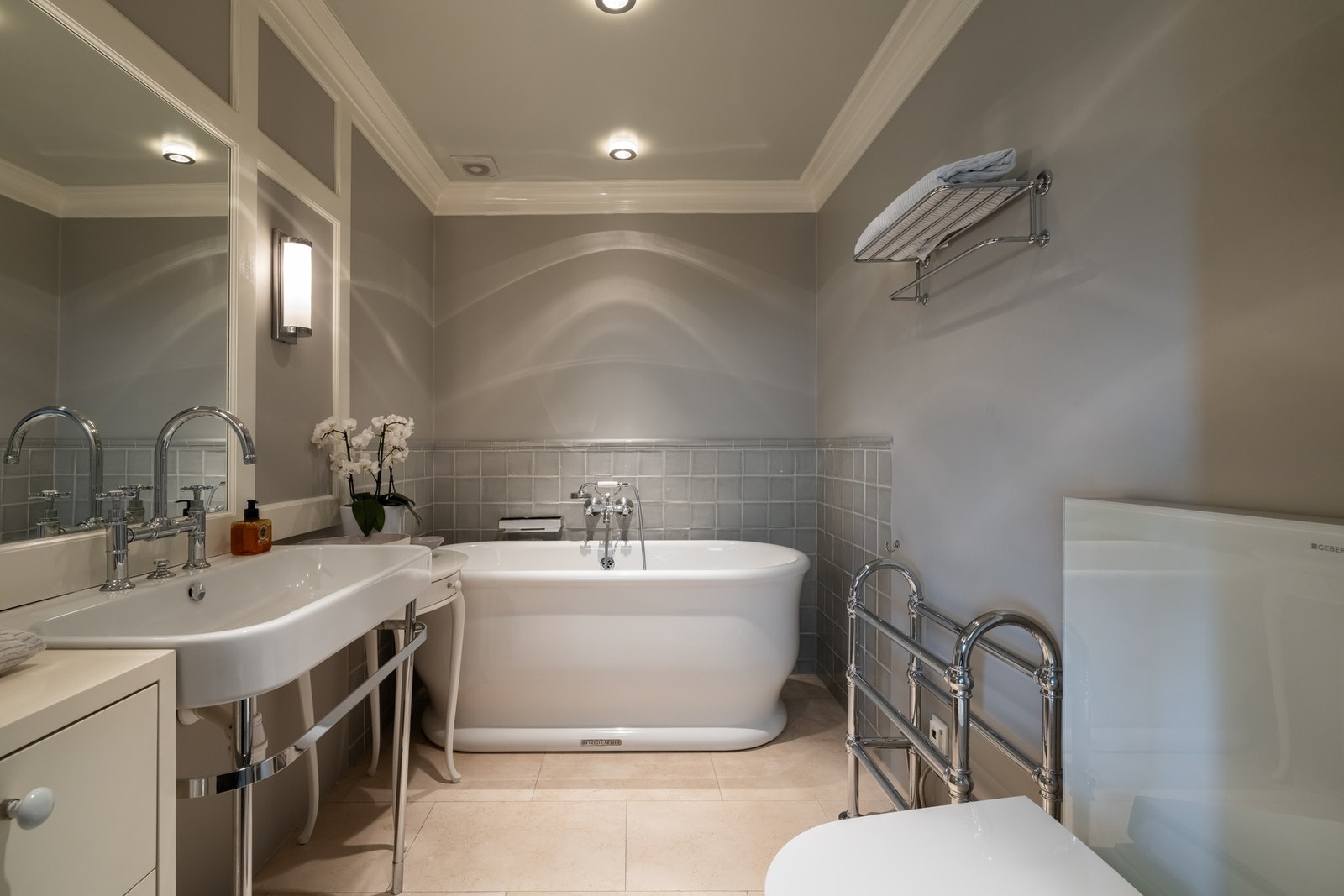 Hovedbadet har et elegant uttrykk med lekkert frittstående badekar. Galleribilde
