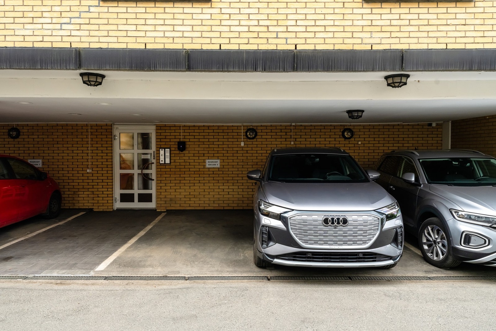 Parkeringsplass i felles carport følger leiligheten. Galleribilde