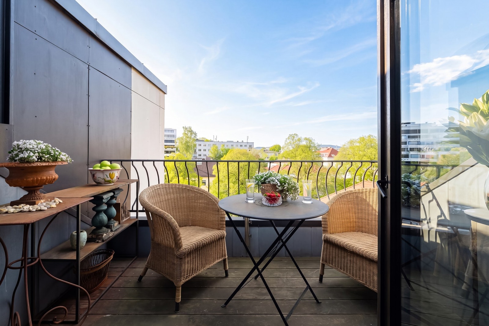 Fra stuen er det utgang til vestvendt terrasse med gode solforhold. Galleribilde