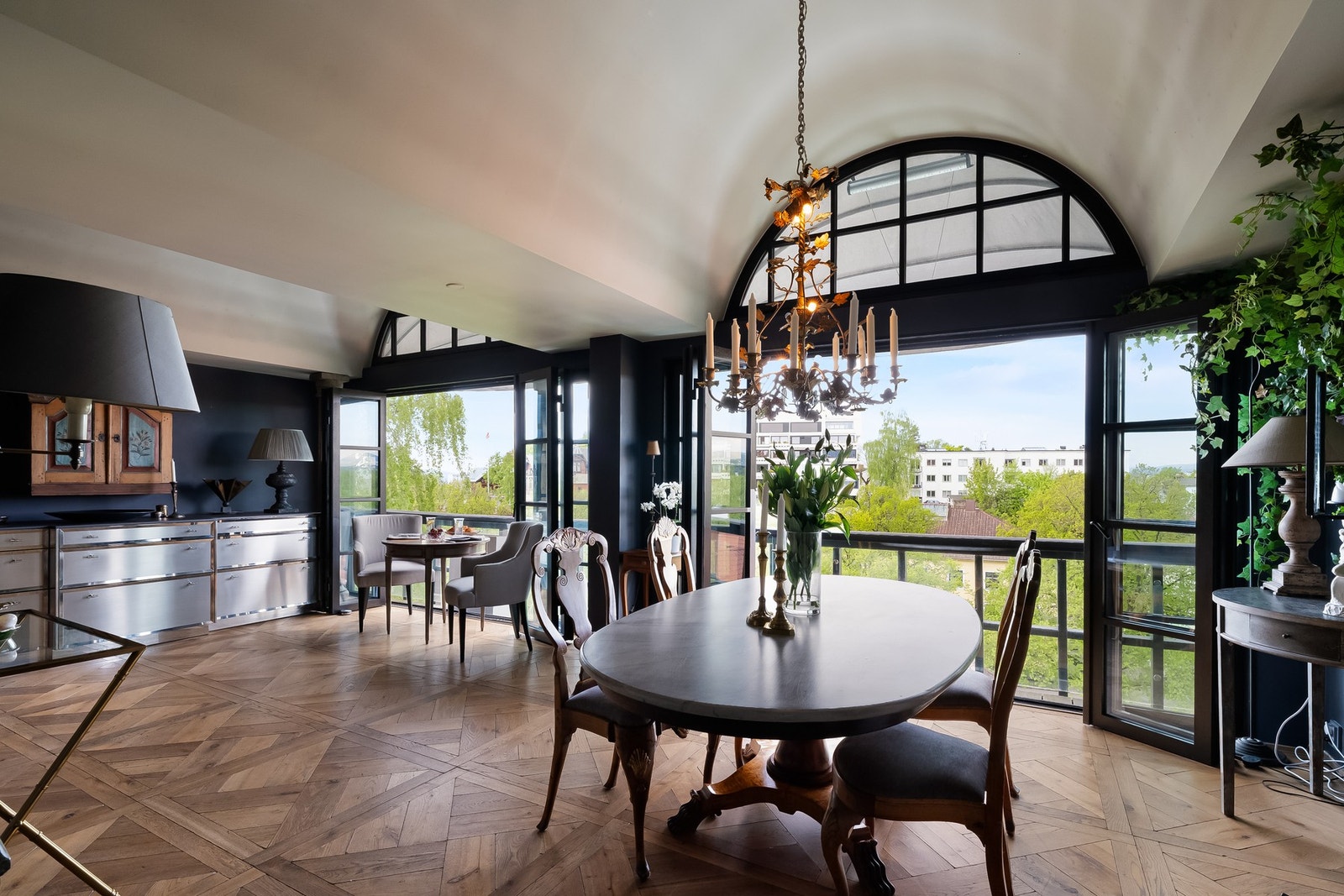 Spisestuen har en fantastisk inne-ute-følelse med foldedører som kan åpnes nesten helt opp mot den franske balkongen og grønne tretopper. Galleribilde