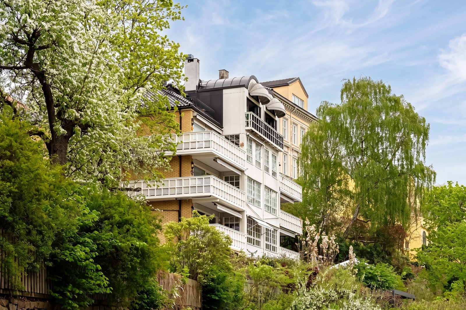 En helt unik toppleilighet over hele 5. etasje, med heis direkte inn, solrik terrasse, fransk balkong og fantastisk utsikt over Oslo. Galleribilde