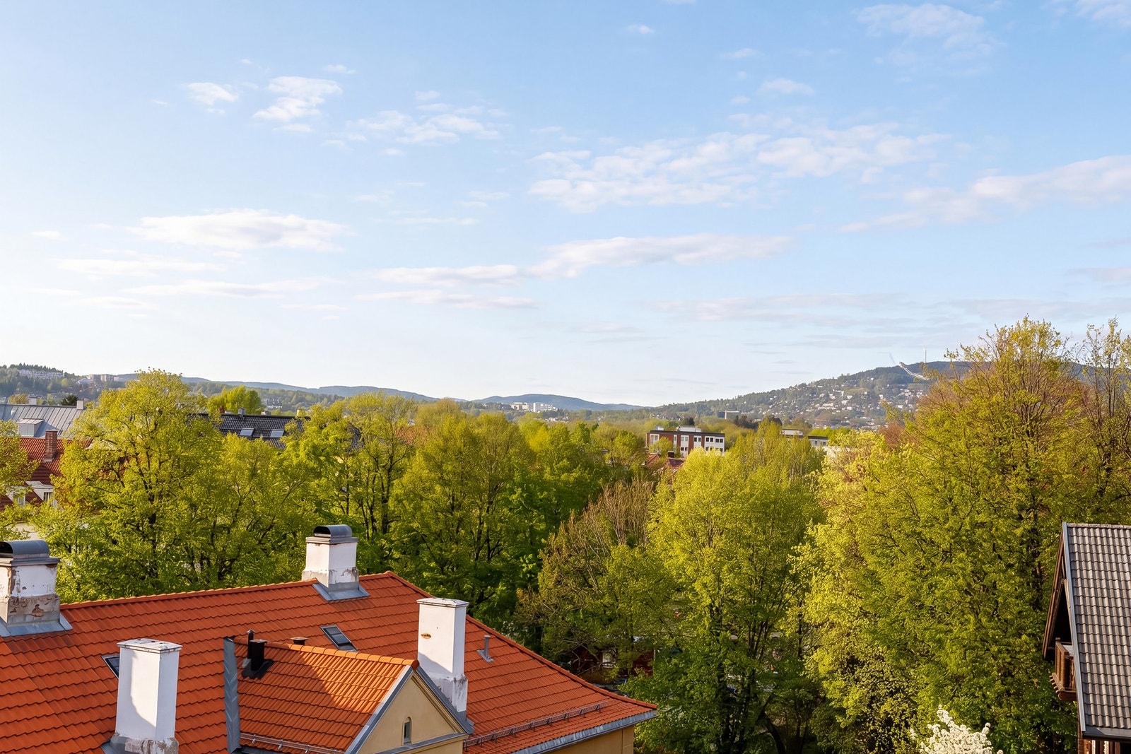 Spektakulær utsikt mot blant annet Holmenkollen, Ullern og Kolsås. Galleribilde