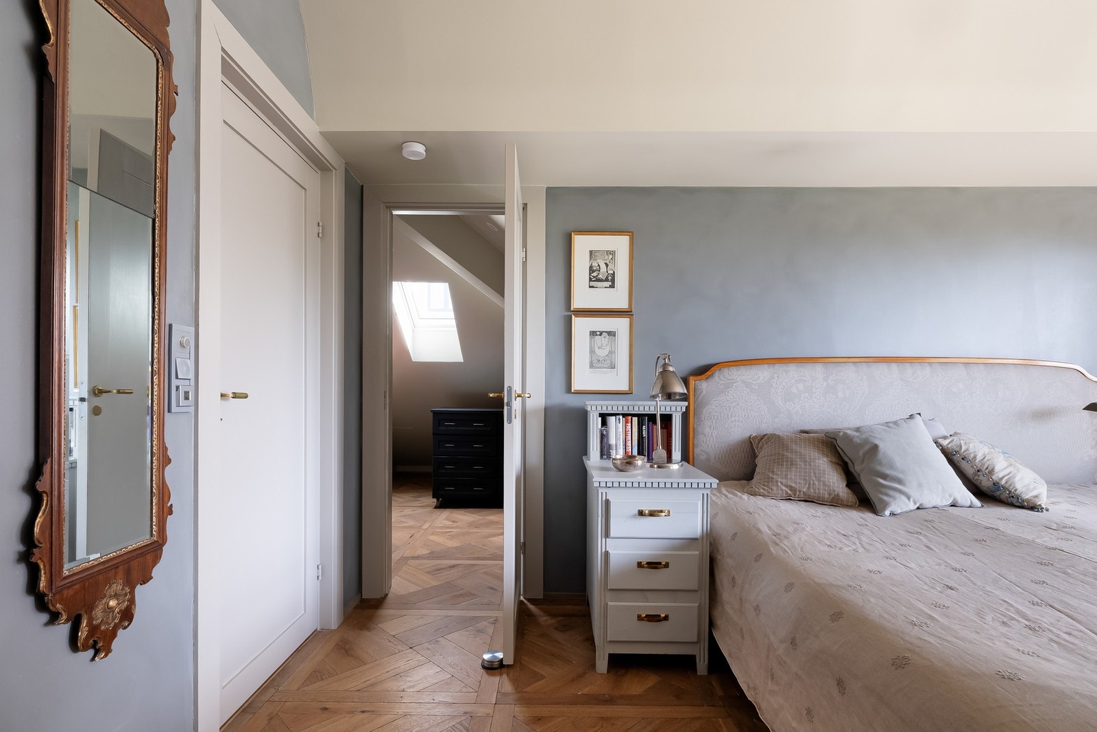 Hovedsoverom med direkte inngang til eget bad og omkledningsrom. Galleribilde