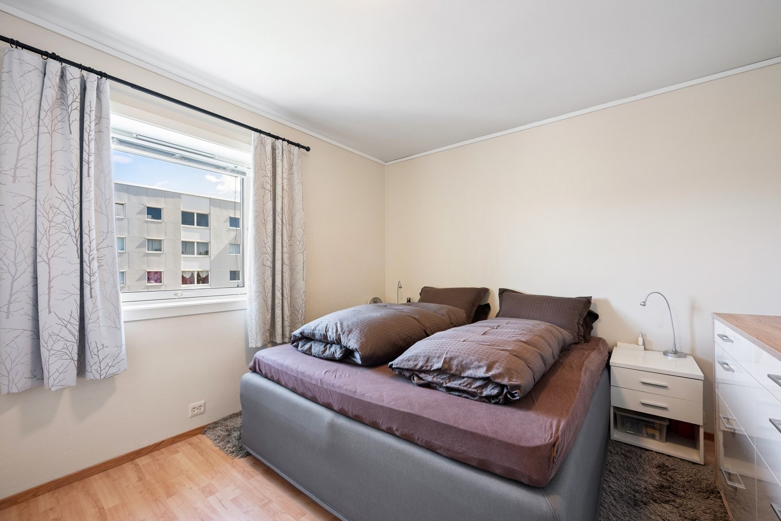 Hovedsoverommet er av god størrelse og har plass til både garderobe, dobbeltseng og tilhørende møblement. Galleribilde