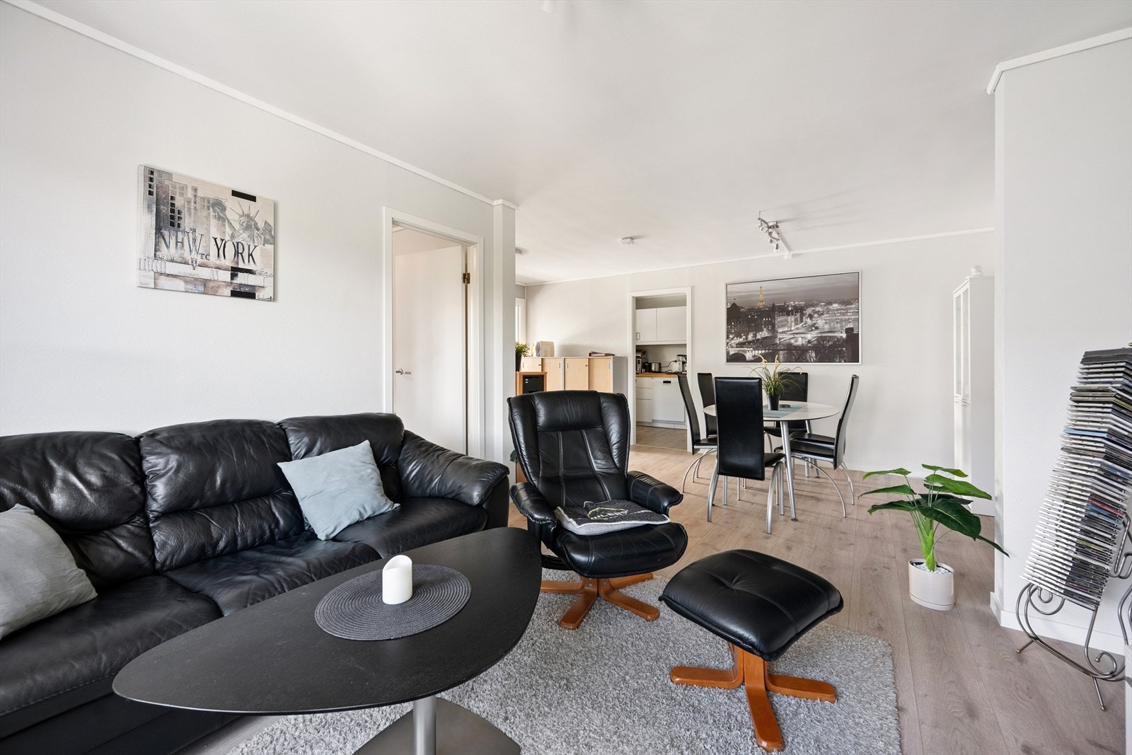 Vinkelformen på stuen gjør det enkelt å møblere i flere soner med både sofa og spisegruppe. Galleribilde